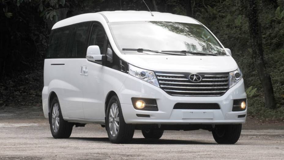 A JAC Motors revelou nesta terça-feira (11) a chegada da van T8 ao mercado brasileiro | <a href="https://gutenberg.quatrorodas.abril.com.br/noticias/fabricantes/jac-traz-t8-r-114-990-773037.shtml" rel="migration">Leia mais</a>