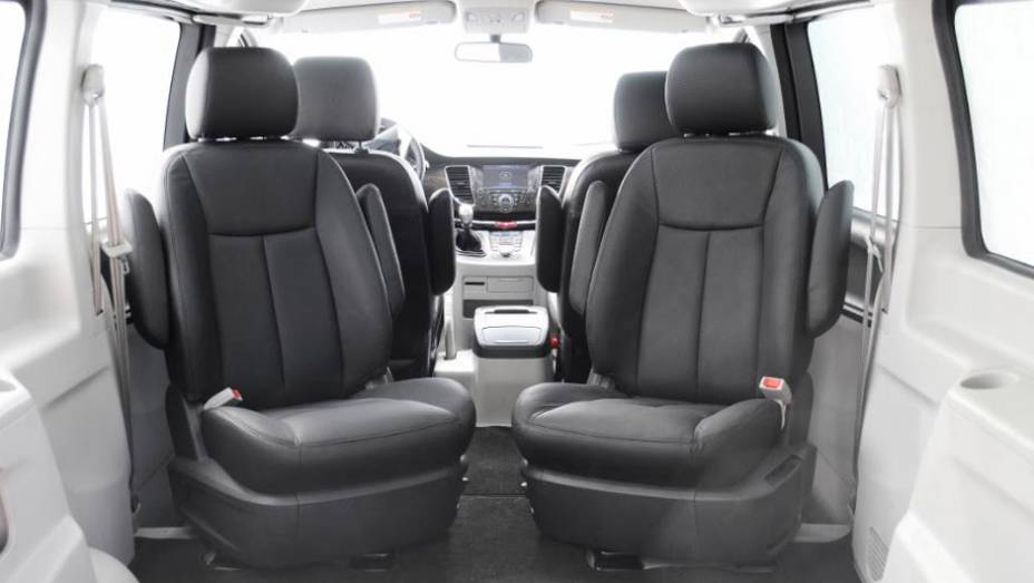O grande destaque é o amplo espaço interno para até sete ocupantes | <a href="https://gutenberg.quatrorodas.abril.com.br/noticias/fabricantes/jac-traz-t8-r-114-990-773037.shtml" rel="migration">Leia mais</a>