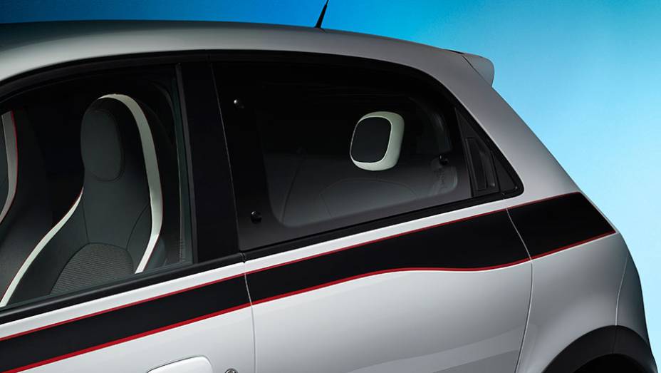 Detalhe da lateral do modelo | <a href="https://gutenberg.quatrorodas.abril.com.br/noticias/saloes/genebra-2014/renault-confirma-motorizacao-twingo-775341.shtml" rel="migration">Leia mais</a>