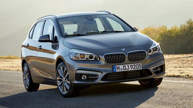 A BMW se antecipou ao Salão de Genebra e revelou nesta sexta-feira (14) a versão de produção do Série 2 Active Tourer | <a href="https://gutenberg.quatrorodas.abril.com.br/noticias/saloes/genebra-2014/bmw-mostra-serie-2-active-tourer-completo-773485.shtml" rel="migration">Leia mais</a> A BMW se antecipou ao Salão de Genebra e revelou nesta sexta-feira (14) a versão de produção do Série 2 Active Tourer | <a href="https://gutenberg.quatrorodas.abril.com.br/noticias/saloes/genebra-2014/bmw-mostra-serie-2-active-tourer-completo-773485.shtml" rel="migration">Leia mais</a>