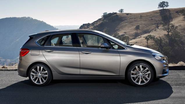 Trata-se de uma minivan dotada de tração dianteira que marca a entrada da marca alemã no segmento | <a href="https://gutenberg.quatrorodas.abril.com.br/noticias/saloes/genebra-2014/bmw-mostra-serie-2-active-tourer-completo-773485.shtml" rel="migration">Leia mais</a> Trata-se de uma minivan dotada de tração dianteira que marca a entrada da marca alemã no segmento | <a href="https://gutenberg.quatrorodas.abril.com.br/noticias/saloes/genebra-2014/bmw-mostra-serie-2-active-tourer-completo-773485.shtml" rel="migration">Leia mais</a>