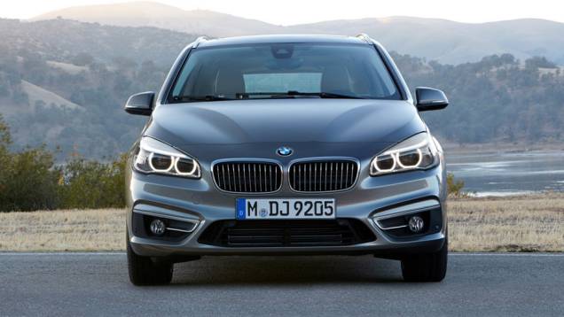 Num primeiro momento, três opções de motorização estarão disponíveis. A versão 218i tem bloco 1.5 turbo de três cilindros, oferecendo 134 cavalos de potência | <a href="https://gutenberg.quatrorodas.abril.com.br/noticias/saloes/genebra-2014/bmw-mostra-serie-2-active" rel="migration"></a> Num primeiro momento, três opções de motorização estarão disponíveis. A versão 218i tem bloco 1.5 turbo de três cilindros, oferecendo 134 cavalos de potência | <a href="https://gutenberg.quatrorodas.abril.com.br/noticias/saloes/genebra-2014/bmw-mostra-serie-2-active" rel="migration"></a>