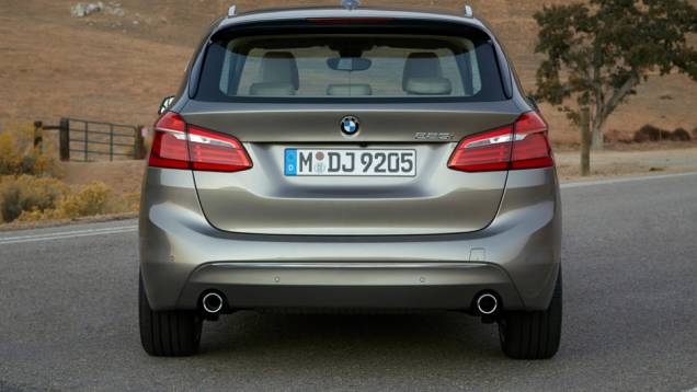 Também movido a gasolina, o motor 2.0 turbo de quatro cilindros se faz presente na 225i, com 228 cv | <a href="https://gutenberg.quatrorodas.abril.com.br/noticias/saloes/genebra-2014/bmw-mostra-serie-2-active-tourer-completo-773485.shtml" rel="migration">Leia mais</a> Também movido a gasolina, o motor 2.0 turbo de quatro cilindros se faz presente na 225i, com 228 cv | <a href="https://gutenberg.quatrorodas.abril.com.br/noticias/saloes/genebra-2014/bmw-mostra-serie-2-active-tourer-completo-773485.shtml" rel="migration">Leia mais</a>