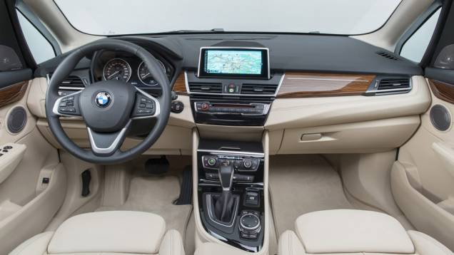 Uma opção a diesel também surge logo no momento de chegada do Série 2 Active Tourer ao mercado, com a versão 218d | <a href="https://gutenberg.quatrorodas.abril.com.br/noticias/saloes/genebra-2014/bmw-mostra-serie-2-active-tourer-completo-773485.shtml" rel="migration">Leia mais</a> Uma opção a diesel também surge logo no momento de chegada do Série 2 Active Tourer ao mercado, com a versão 218d | <a href="https://gutenberg.quatrorodas.abril.com.br/noticias/saloes/genebra-2014/bmw-mostra-serie-2-active-tourer-completo-773485.shtml" rel="migration">Leia mais</a>