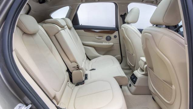 Futuramente, haverá outros motores disponíveis, além de variantes com tração integral | <a href="https://gutenberg.quatrorodas.abril.com.br/noticias/saloes/genebra-2014/bmw-mostra-serie-2-active-tourer-completo-773485.shtml" rel="migration">Leia mais</a> Futuramente, haverá outros motores disponíveis, além de variantes com tração integral | <a href="https://gutenberg.quatrorodas.abril.com.br/noticias/saloes/genebra-2014/bmw-mostra-serie-2-active-tourer-completo-773485.shtml" rel="migration">Leia mais</a>