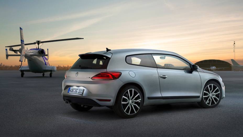 O modelo passou por facelift e algumas modificações técnicas | <a href="https://gutenberg.quatrorodas.abril.com.br/noticias/saloes/genebra-2014/volkswagen-mostra-facelift-scirocco-773695.shtml" rel="migration">Leia mais</a>