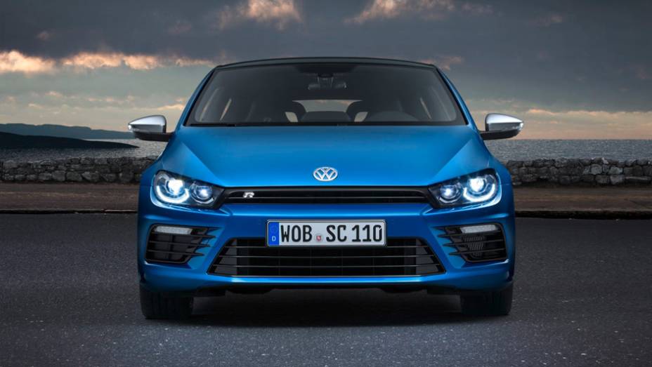 ...grade frontal, faróis de bi-xenônio e lanternas de LED | <a href="https://gutenberg.quatrorodas.abril.com.br/noticias/saloes/genebra-2014/volkswagen-mostra-facelift-scirocco-773695.shtml" rel="migration">Leia mais</a>