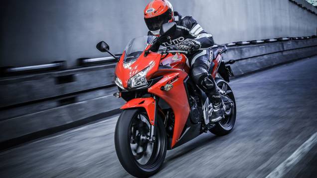 A CBR 500R vem com motor bicilíndrico de quatro tempos e 471 cm3 DOHC | <a href="https://gutenberg.quatrorodas.abril.com.br/moto/noticias/honda-inicia-vendas-cbr-500r-brasil-773679.shtml" rel="migration">Leia mais</a> A CBR 500R vem com motor bicilíndrico de quatro tempos e 471 cm3 DOHC | <a href="https://gutenberg.quatrorodas.abril.com.br/moto/noticias/honda-inicia-vendas-cbr-500r-brasil-773679.shtml" rel="migration">Leia mais</a>