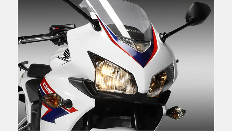 Detalhe dos faróis | <a href="https://gutenberg.quatrorodas.abril.com.br/moto/noticias/honda-inicia-vendas-cbr-500r-brasil-773679.shtml" rel="migration">Leia mais</a>