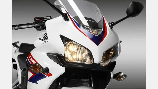 Detalhe dos faróis | <a href="https://gutenberg.quatrorodas.abril.com.br/moto/noticias/honda-inicia-vendas-cbr-500r-brasil-773679.shtml" rel="migration">Leia mais</a> Detalhe dos faróis | <a href="https://gutenberg.quatrorodas.abril.com.br/moto/noticias/honda-inicia-vendas-cbr-500r-brasil-773679.shtml" rel="migration">Leia mais</a>