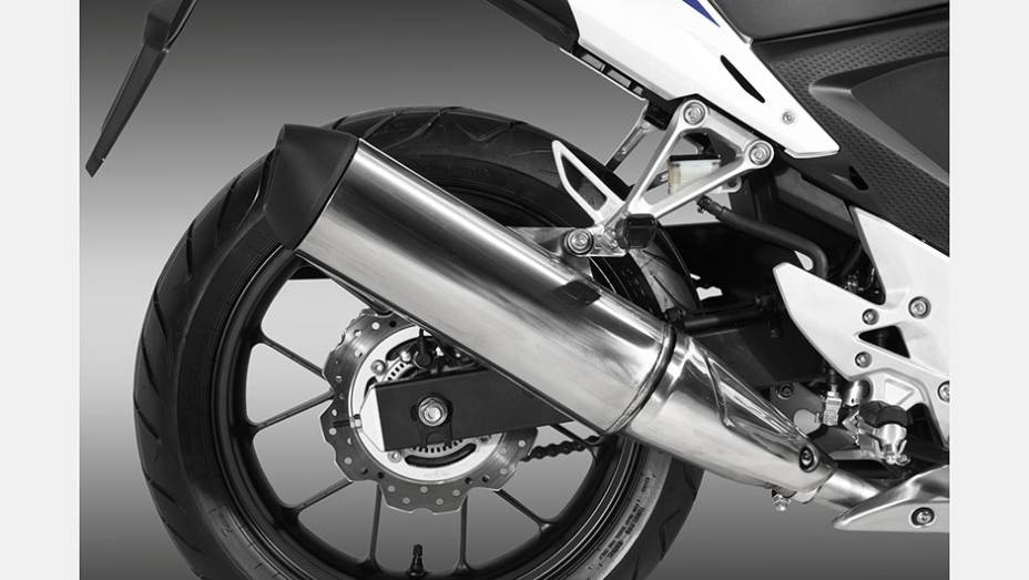 Detalhe do escape | <a href="https://gutenberg.quatrorodas.abril.com.br/moto/noticias/honda-inicia-vendas-cbr-500r-brasil-773679.shtml" rel="migration">Leia mais</a>