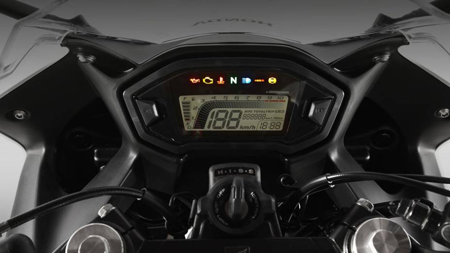 Painel digital da Honda CBR 500R | <a href="https://gutenberg.quatrorodas.abril.com.br/moto/noticias/honda-inicia-vendas-cbr-500r-brasil-773679.shtml" rel="migration">Leia mais</a>