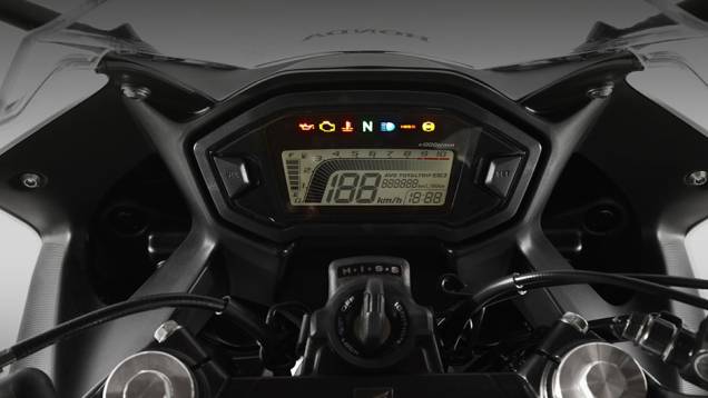 Painel digital da Honda CBR 500R | <a href="https://gutenberg.quatrorodas.abril.com.br/moto/noticias/honda-inicia-vendas-cbr-500r-brasil-773679.shtml" rel="migration">Leia mais</a> Painel digital da Honda CBR 500R | <a href="https://gutenberg.quatrorodas.abril.com.br/moto/noticias/honda-inicia-vendas-cbr-500r-brasil-773679.shtml" rel="migration">Leia mais</a>