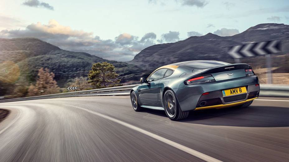 O modelo estará disponível nas versões cupê e roadster| <a href="https://gutenberg.quatrorodas.abril.com.br/noticias/saloes/genebra-2014/aston-martin-levara-edicoes-especiais-vantage-db9-genebra-774029.shtml" rel="migration">Leia mais</a>