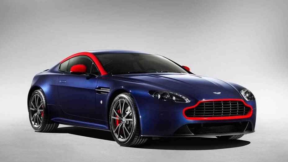 O modelo conta com assentos de carbono-Kevlar e roda de liga leve forjada com 10 raios| <a href="https://gutenberg.quatrorodas.abril.com.br/noticias/saloes/genebra-2014/aston-martin-levara-edicoes-especiais-vantage-db9-genebra-774029.shtml" rel="migration">Leia mais</a>
