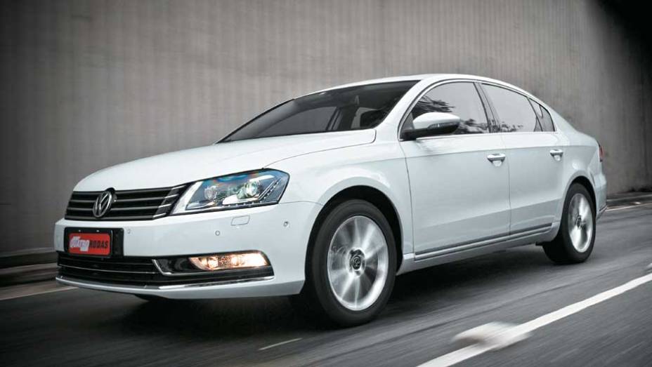 Volkswagen Passat foi o sexto modelo mais vendido no mundo em 2013, com 700.816 unidades | <a href="https://gutenberg.quatrorodas.abril.com.br/noticias/mercado/ford-focus-ocupa-primeiro-lugar-lista-carros-mais-vendidos-mundo-774188.shtml" rel="migration">Leia mais</a>