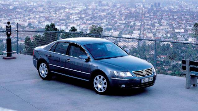 Phaeton: Lançado em 2002, quando o Volkswagen Group já tinha Audi A8 e Bentley Arnage sob seu jugo, não parecia haver sentido num sedã de alto luxo de uma marca chamada "carro do povo" Phaeton: Lançado em 2002, quando o Volkswagen Group já tinha Audi A8 e Bentley Arnage sob seu jugo, não parecia haver sentido num sedã de alto luxo de uma marca chamada "carro do povo"
