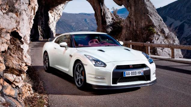 Nissan GT-R: Sucessor do Skyline GT-R, ele deu um passo bem além do Z em 2007. Seu V6 de 530 cv o colocou em condições de enfrentar Porsche 911, Corvette e Audi R8 Nissan GT-R: Sucessor do Skyline GT-R, ele deu um passo bem além do Z em 2007. Seu V6 de 530 cv o colocou em condições de enfrentar Porsche 911, Corvette e Audi R8