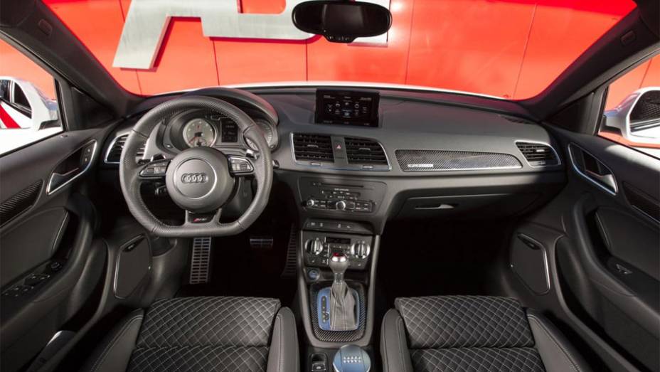 Detalhe do interior do modelo | <a href="https://gutenberg.quatrorodas.abril.com.br/noticias/saloes/genebra-2014/abt-sportsline-levara-audi-rs-q3-genebra-774947.shtml" rel="migration">Leia mais</a>