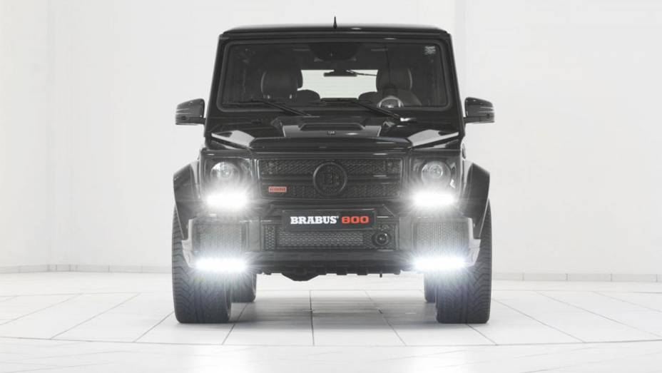 O 800 iBusiness também tem mudanças agressivas no visual externo, como os faróis de xenon | <a href="https://gutenberg.quatrorodas.abril.com.br/noticias/saloes/genebra-2014/brabus-lanca-modelo-produtos-apple-774876.shtml" rel="migration">Leia mais</a>