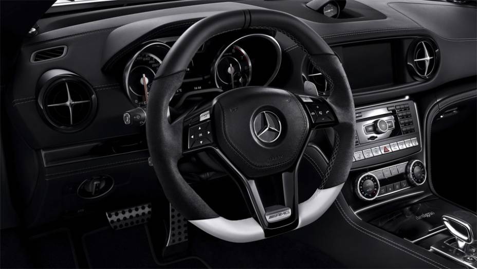 Detalhe do interior | <a href="https://gutenberg.quatrorodas.abril.com.br/noticias/saloes/genebra-2014/mercedes-benz-leva-edicoes-especiais-sl-slk-genebra-775349.shtml" rel="migration">Leia mais</a>