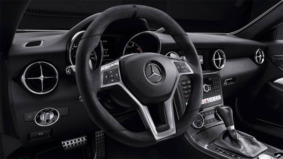 Interior sofisticado | <a href="https://gutenberg.quatrorodas.abril.com.br/noticias/saloes/genebra-2014/mercedes-benz-leva-edicoes-especiais-sl-slk-genebra-775349.shtml" rel="migration">Leia mais</a>