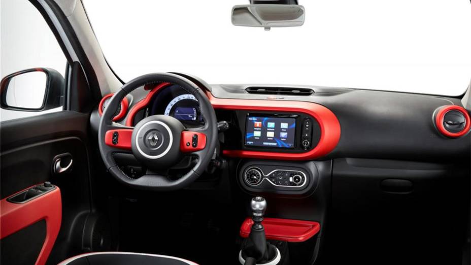 Renault revelou o interior do novo Twingo nesta terça-feira (4) | <a href="https://gutenberg.quatrorodas.abril.com.br/noticias/saloes/genebra-2014/renault-confirma-motorizacao-twingo-775341.shtml" rel="migration">Leia mais</a>