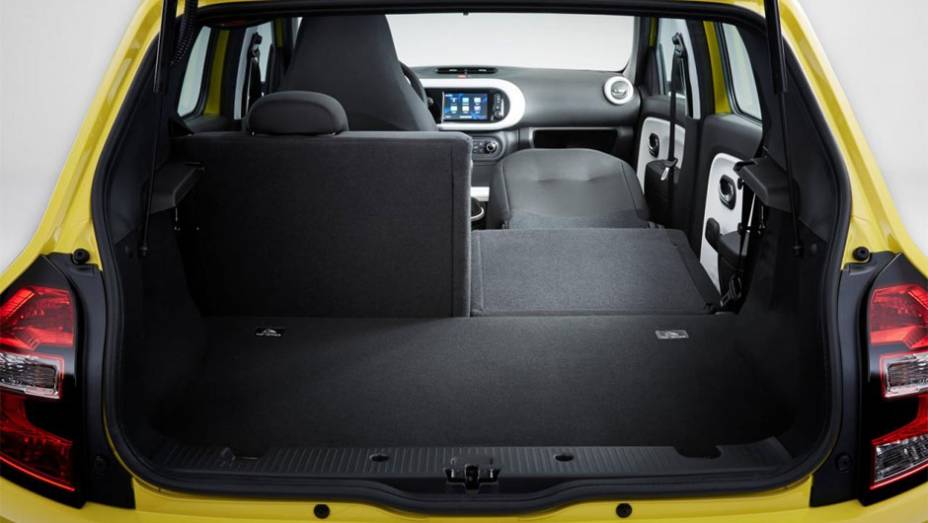 A capacidade do porta-malas do novo Twingo é de 219 litros | <a href="https://gutenberg.quatrorodas.abril.com.br/noticias/saloes/genebra-2014/renault-confirma-motorizacao-twingo-775341.shtml" rel="migration">Leia mais</a>