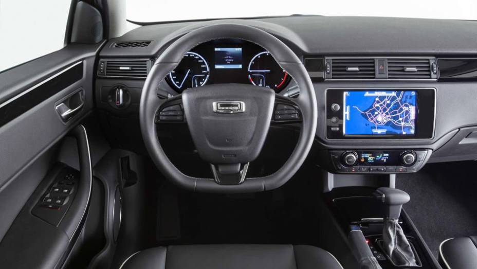 O 3 Hatch ter&aacute; quatro vers&otilde;es de acabamento. Desde a mais b&aacute;sica (Essence), estar&atilde;o dispon&iacute;veis itens como ar-condicionado e sistema multim&iacute;dia com tela de 8 polegadas | <a href="https://gutenberg.quatrorodas.abril.com.br/noticias/saloes/genebra-2014/qoros-3-hatch-e" rel="migration"></a>