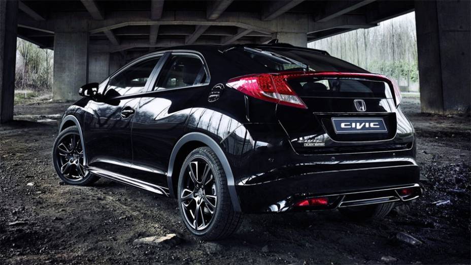 Modelo começará a ser vendido em maio na Europa | <a href="https://gutenberg.quatrorodas.abril.com.br/noticias/saloes/genebra-2014/honda-mostra-new-civic-black-edition-genebra-775637.shtml" rel="migration">Leia mais</a>