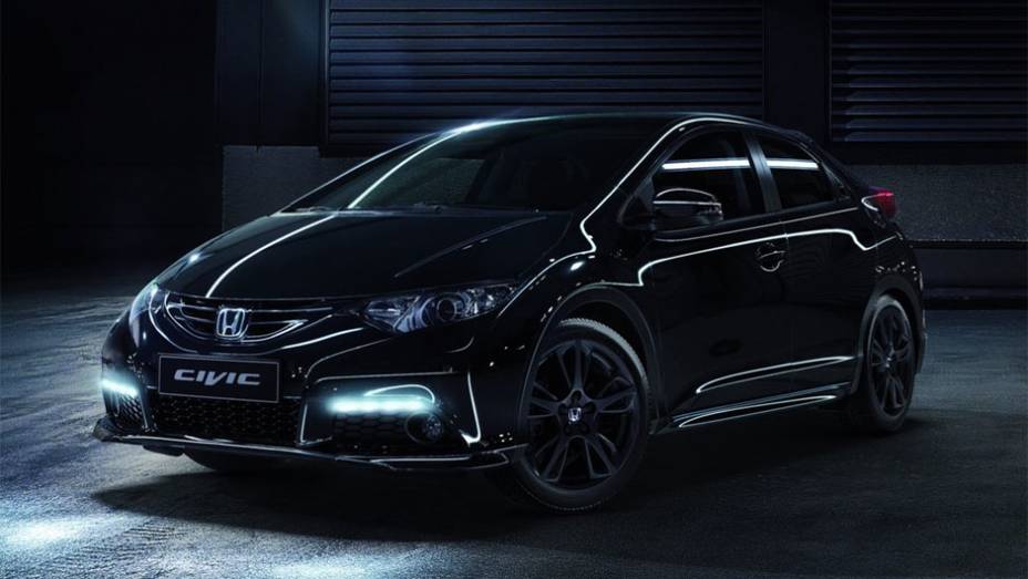 Esta versão do carro conta com para-choques, saias laterais e spoiler traseiro na cor preto brilhante, junto com o logotipo Civic Black Edition em alumínio | <a href="https://gutenberg.quatrorodas.abril.com.br/noticias/saloes/genebra-2014/honda-mostra-new-civic-blac" rel="migration"></a>