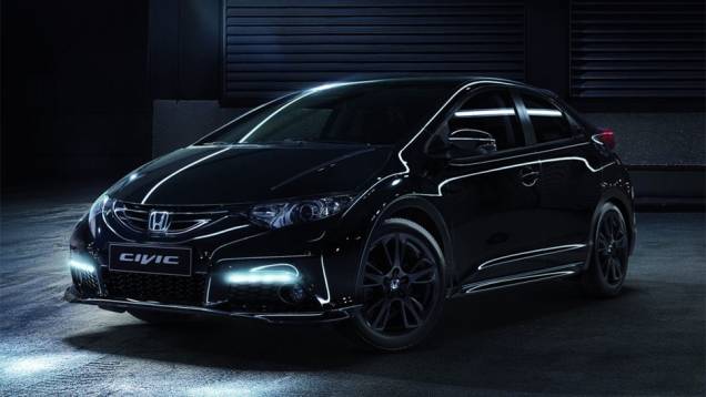 Esta versão do carro conta com para-choques, saias laterais e spoiler traseiro na cor preto brilhante, junto com o logotipo Civic Black Edition em alumínio | <a href="https://gutenberg.quatrorodas.abril.com.br/noticias/saloes/genebra-2014/honda-mostra-new-civic-blac" rel="migration"></a> Esta versão do carro conta com para-choques, saias laterais e spoiler traseiro na cor preto brilhante, junto com o logotipo Civic Black Edition em alumínio | <a href="https://gutenberg.quatrorodas.abril.com.br/noticias/saloes/genebra-2014/honda-mostra-new-civic-blac" rel="migration"></a>