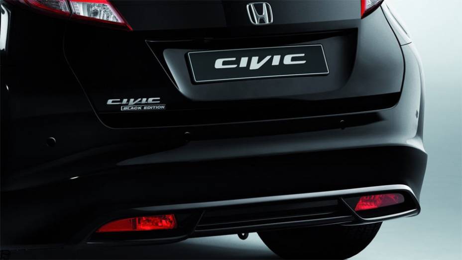 Detalhe da traseira | <a href="https://gutenberg.quatrorodas.abril.com.br/noticias/saloes/genebra-2014/honda-mostra-new-civic-black-edition-genebra-775637.shtml" rel="migration">Leia mais</a>