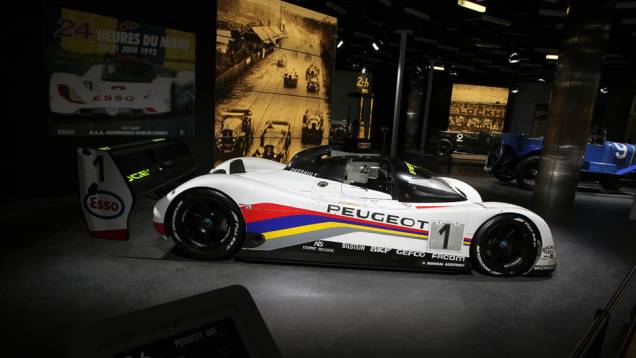 Peugeot 905 (1992) | <a href="https://gutenberg.quatrorodas.abril.com.br/noticias/saloes/genebra-2014/salao-genebra-exibe-bolidos-le-mans-775992.shtml" rel="migration">Leia mais</a> | <a href="https://gutenberg.quatrorodas.abril.com.br/noticias/saloes/genebra-2014/" rel="migration">Confira tudo sobre o Salão</a> Peugeot 905 (1992) | <a href="https://gutenberg.quatrorodas.abril.com.br/noticias/saloes/genebra-2014/salao-genebra-exibe-bolidos-le-mans-775992.shtml" rel="migration">Leia mais</a> | <a href="https://gutenberg.quatrorodas.abril.com.br/noticias/saloes/genebra-2014/" rel="migration">Confira tudo sobre o Salão</a>