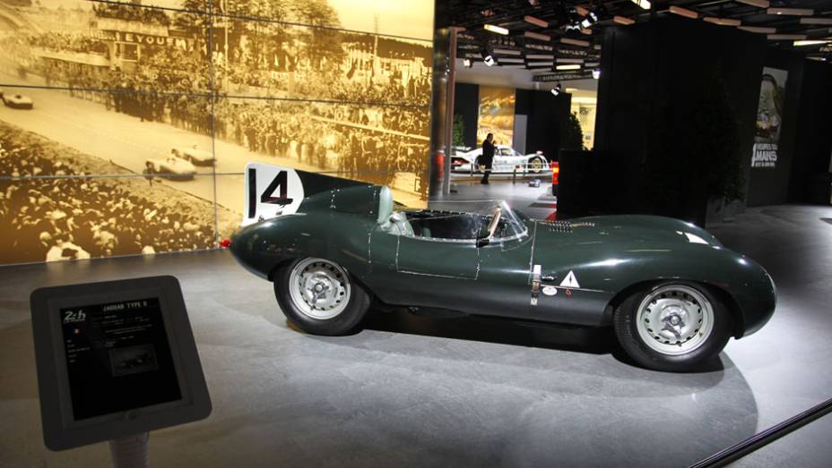 Jaguar Type D (1954) | <a href="https://gutenberg.quatrorodas.abril.com.br/noticias/saloes/genebra-2014/salao-genebra-exibe-bolidos-le-mans-775992.shtml" rel="migration">Leia mais</a> | <a href="https://gutenberg.quatrorodas.abril.com.br/noticias/saloes/genebra-2014/" rel="migration">Confira tudo sobre o Sal</a>