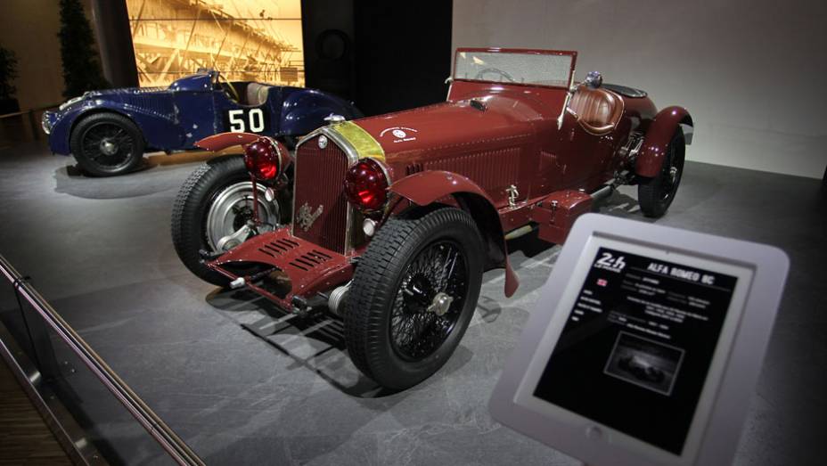 Alfa Romeo 8C Type Le Mans (1933) | <a href="https://gutenberg.quatrorodas.abril.com.br/noticias/saloes/genebra-2014/salao-genebra-exibe-bolidos-le-mans-775992.shtml" rel="migration">Leia mais</a> | <a href="https://gutenberg.quatrorodas.abril.com.br/noticias/saloes/genebra-2014/" rel="migration">Confira tud</a>