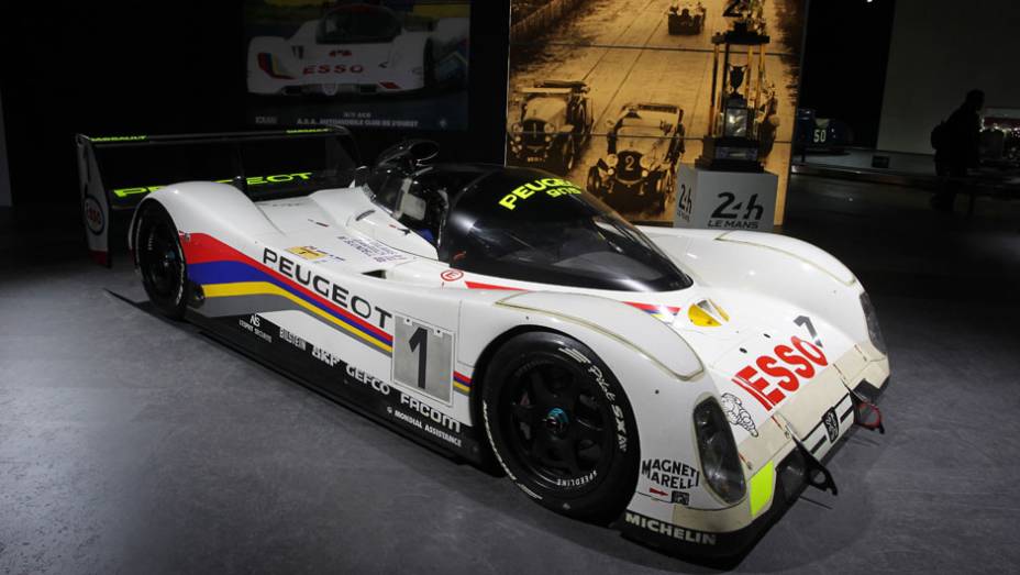 Peugeot 905 (1992) | <a href="https://gutenberg.quatrorodas.abril.com.br/noticias/saloes/genebra-2014/salao-genebra-exibe-bolidos-le-mans-775992.shtml" rel="migration">Leia mais</a> | <a href="https://gutenberg.quatrorodas.abril.com.br/noticias/saloes/genebra-2014/" rel="migration">Confira tudo sobre o Salão</a>