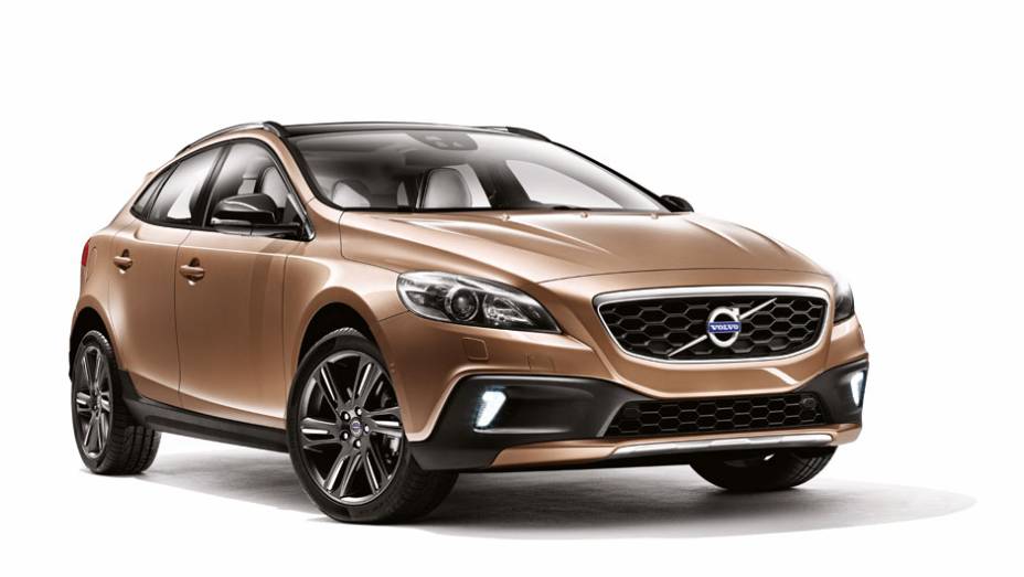 A versão aventureira do hatch V40, conhecida como Cross Country, desembarca no Brasil | <a href="https://gutenberg.quatrorodas.abril.com.br/noticias/fabricantes/volvo-v40-cross-country-chega-ao-brasil-777066.shtml" rel="migration">Leia mais</a>