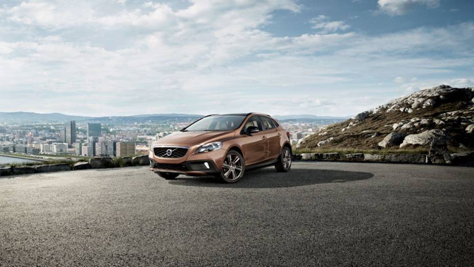 A tração integral é um dos itens de série do modelo | <a href="https://gutenberg.quatrorodas.abril.com.br/noticias/fabricantes/volvo-v40-cross-country-chega-ao-brasil-777066.shtml" rel="migration">Leia mais</a>