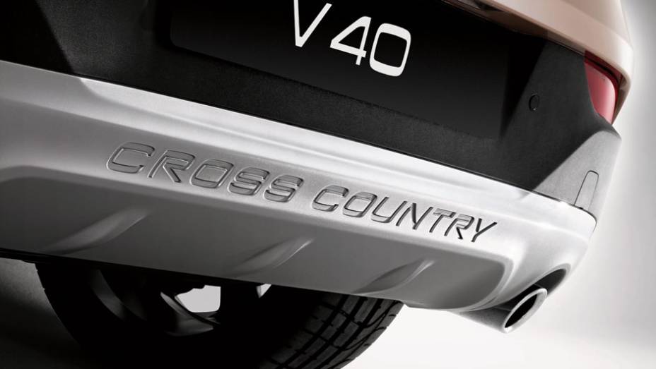 Aplique pl&aacute;stico na parte inferior do para-choque traseiro traz o nome da vers&atilde;o grafado em baixo relevo | <a href="https://gutenberg.quatrorodas.abril.com.br/noticias/fabricantes/volvo-v40-cross-country-chega-ao-brasil-777066.shtml" rel="migration">Leia mais</a>