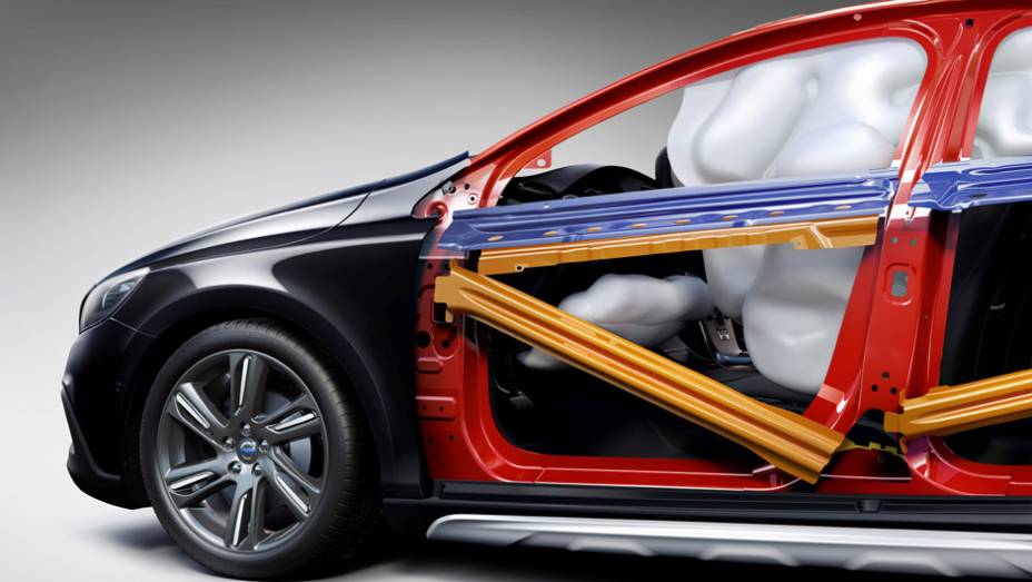 A seguran&ccedil;a, uma das marcas registradas da Volvo, tamb&eacute;m aparece no V40 Cross Country: s&oacute; de airbags s&atilde;o sete bolsas infl&aacute;veis | <a href="https://gutenberg.quatrorodas.abril.com.br/noticias/fabricantes/volvo-v40-cross-country-chega-ao-brasil-777066.shtml" rel="migration"></a>