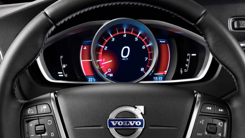 Quadro de instrumentos tem três opções de aparência; uma delas é a esportiva Performance, que traz iluminação avermelhada | <a href="https://gutenberg.quatrorodas.abril.com.br/noticias/fabricantes/volvo-v40-cross-country-chega-ao-brasil-777066.shtml" rel="migration">Leia mais</a>