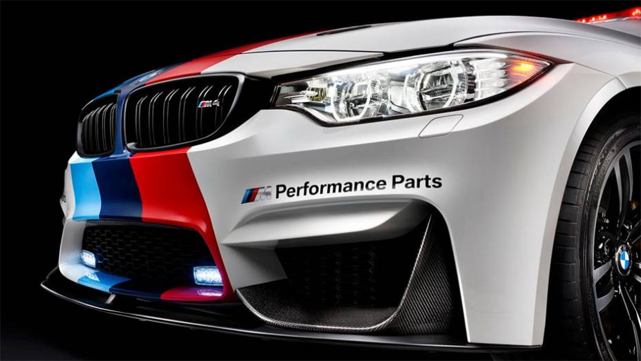 Modelo conta com a grade frontal na cor preta | <a href="https://gutenberg.quatrorodas.abril.com.br/noticias/fabricantes/bmw-apresenta-novo-carro-seguranca-motogp-776315.shtml" rel="migration">Leia mais</a>