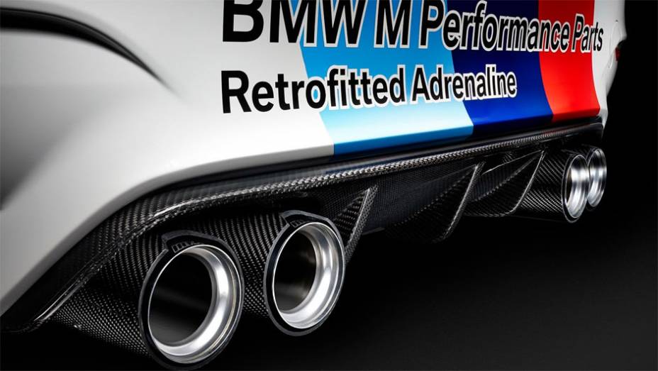 Detalhe do sistema de escape de titânio com quatro saídas e acabamento em carbono | <a href="https://gutenberg.quatrorodas.abril.com.br/noticias/fabricantes/bmw-apresenta-novo-carro-seguranca-motogp-776315.shtml" rel="migration">Leia mais</a>