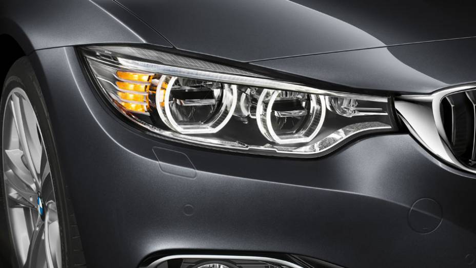O lançamento da BMW no Brasil conta com faróis de LED | <a href="https://gutenberg.quatrorodas.abril.com.br/noticias/fabricantes/bmw-435i-coupe-m-sport-chega-ao-brasil-299-950-reais-777719.shtml" rel="migration">Leia mais</a>
