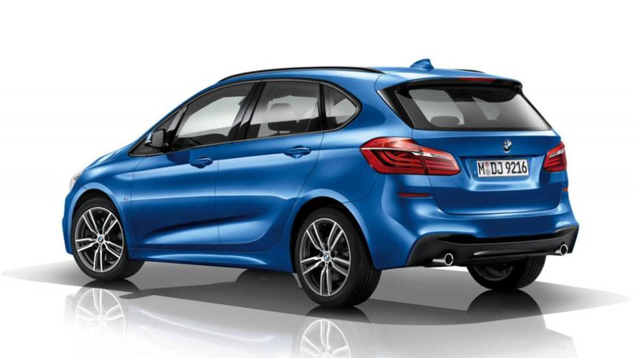 O modelo ganhou visual nitidamente mais agressivo do que a versão padrão | <a href="https://gutenberg.quatrorodas.abril.com.br/noticias/fabricantes/bmw-revela-serie-2-active-tourer-m-sport-777908.shtml" rel="migration">Leia mais</a>