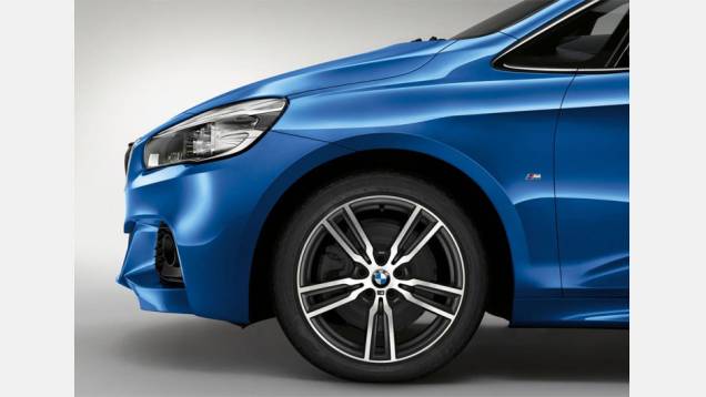 O Série 2 Active Tourer M Sport possui suspensão com ajuste esportivo (reduz a altura em relação ao solo em 10mm) e rodas de liga leve de 17 ou18 polegadas | <a href="%20https://gutenberg.quatrorodas.abril.com.br/noticias/fabricantes/bmw-revela-serie-2-active-tourer-m" rel="migration"></a> O Série 2 Active Tourer M Sport possui suspensão com ajuste esportivo (reduz a altura em relação ao solo em 10mm) e rodas de liga leve de 17 ou18 polegadas | <a href="%20https://gutenberg.quatrorodas.abril.com.br/noticias/fabricantes/bmw-revela-serie-2-active-tourer-m" rel="migration"></a>