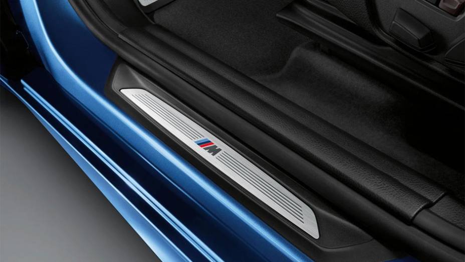 Detalhe da soleira com o emblema M | <a href="https://gutenberg.quatrorodas.abril.com.br/noticias/fabricantes/bmw-revela-serie-2-active-tourer-m-sport-777908.shtml" rel="migration">Leia mais</a>