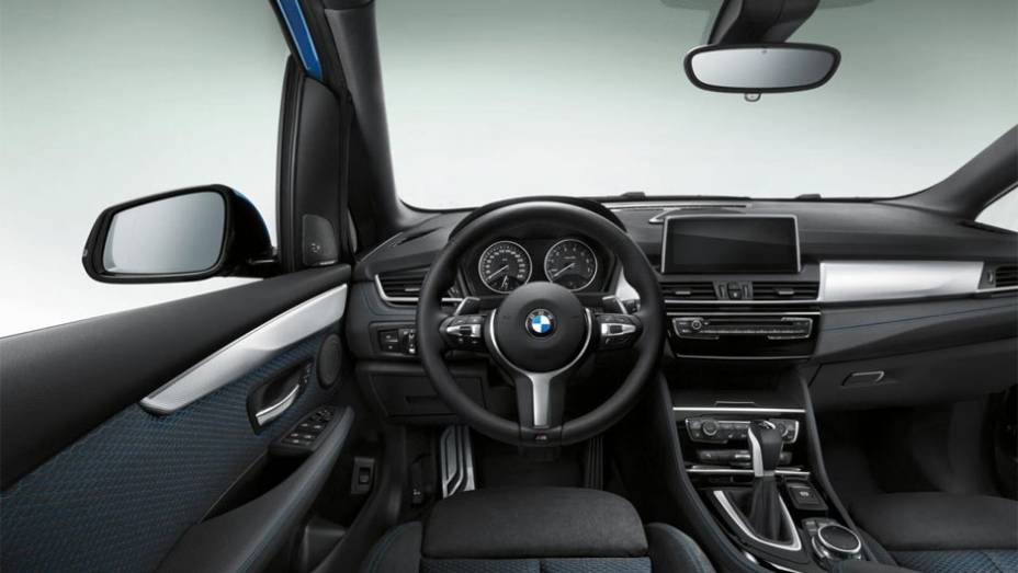 O estilo arrojado continua na cabine, já que o pacote M Sport acrescenta um volante esportivo revestido de couro, entre outros detalhes | <a href="%20https://gutenberg.quatrorodas.abril.com.br/noticias/fabricantes/bmw-revela-serie-2-active-tourer-m-sport-777908.shtml" rel="migration"></a>