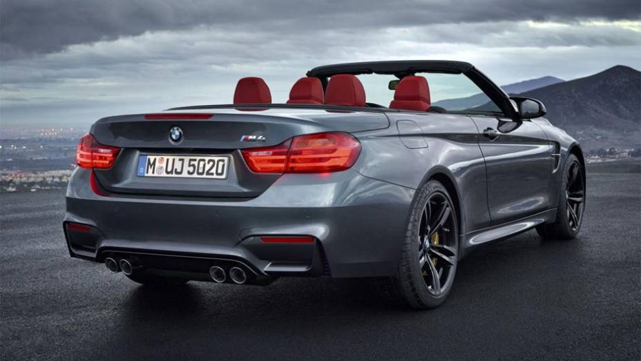 O M4 conversível segue os passos do M4 coupé e adota um exterior agressivo com estilo musculoso | <a href="%20https://gutenberg.quatrorodas.abril.com.br/noticias/saloes/new-york-2014/bmw-revela-m4-conversivel-778791.shtml" rel="migration">Leia mais</a>